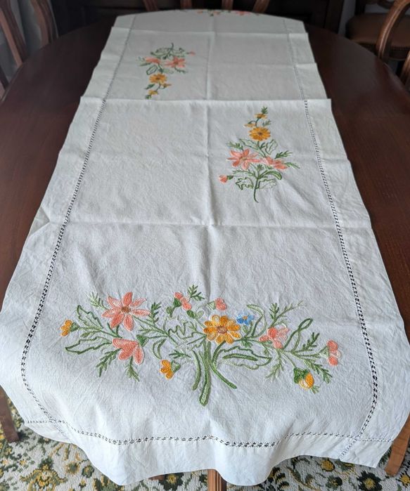 Centro de mesa em linho bordado 58cmX180cm