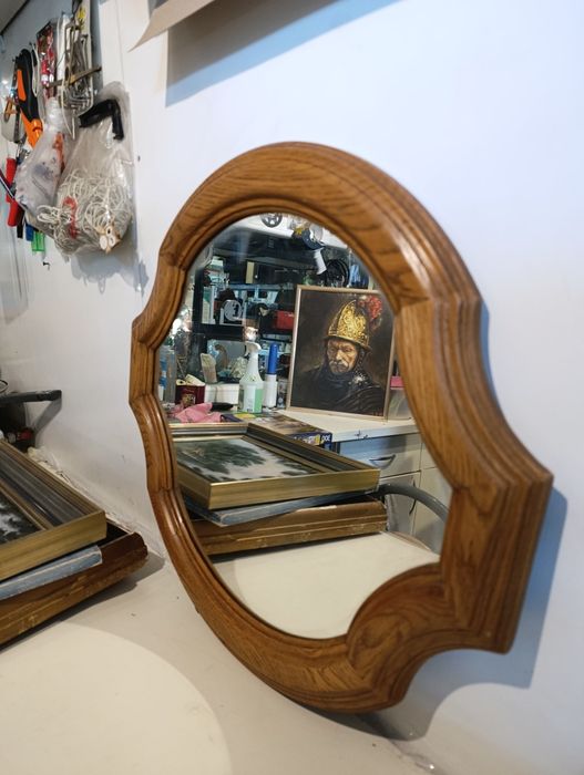 Lusterko w drewnianej ramie