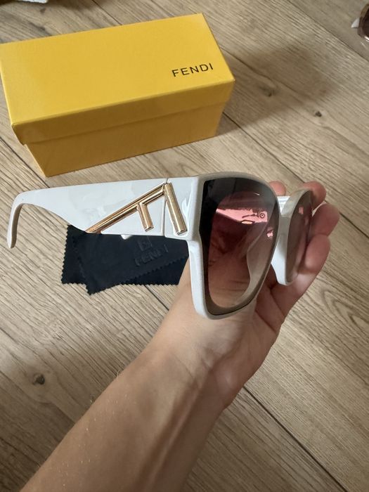 Modne okulary przecisloneczne Fendi nowe z pudelkiem