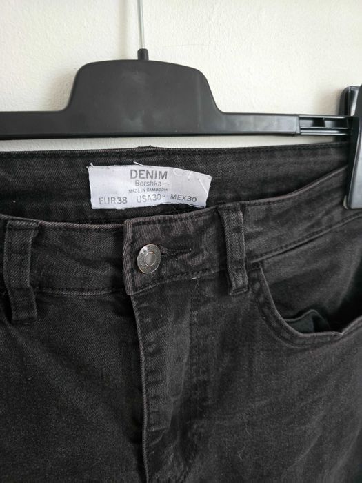 Czarne jeasny Bershka