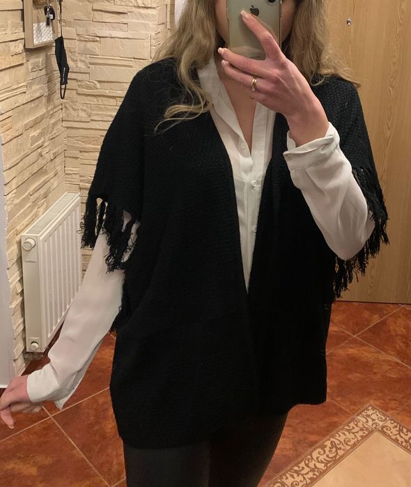 Czarne ponczo czarny ażurowy sweter kardigan z frędzlami boho
