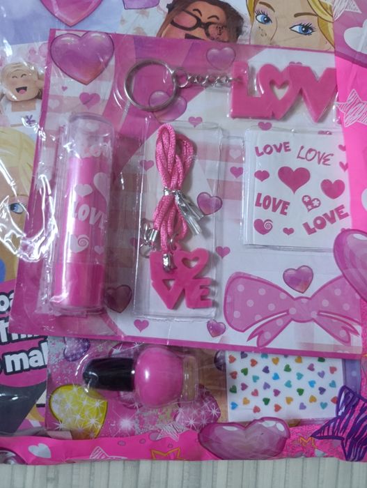 Журнал з подарунками для дівчинки