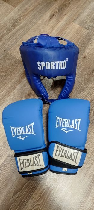 Боксерські рукавички та шолом