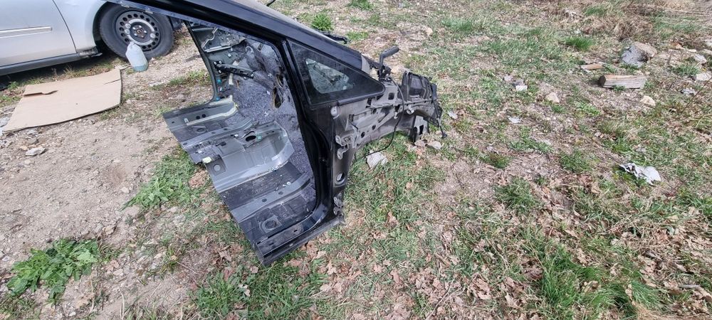 Toyota Prius Plus prawa ćwiartka przód