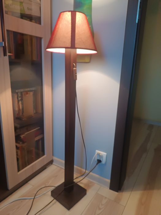 Lampa podłogowa na drewnianej nodze
