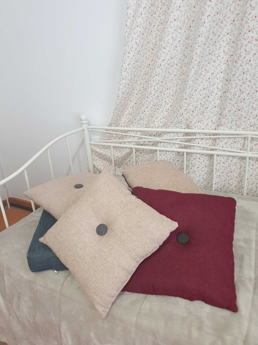 Cama ferro branca ,adaptada a Sofá