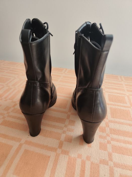Botas curtas pretas e castanhas