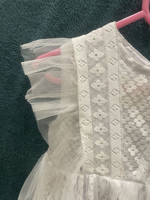 Sukienka  dla dziewczynki rozmiar 98 biala z falbankami