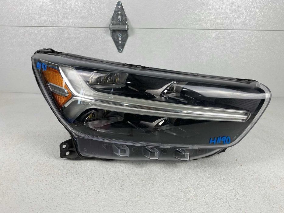 Права фара Volvo XC-40 2019-2022 USA Mid Led