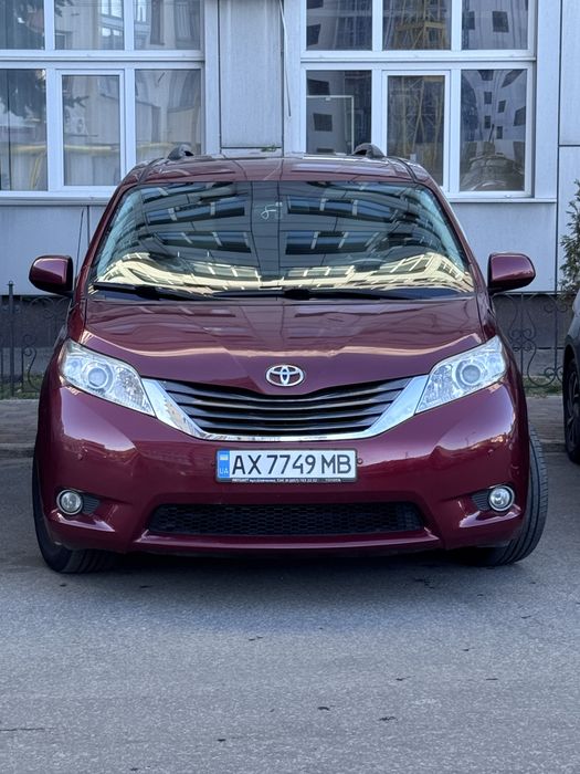 Toyota Sienna 2012 рік