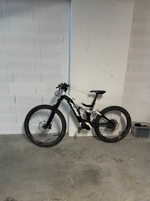 Bicicleta elétrica KTM Macina Kapoho Master com suspensão total 2022