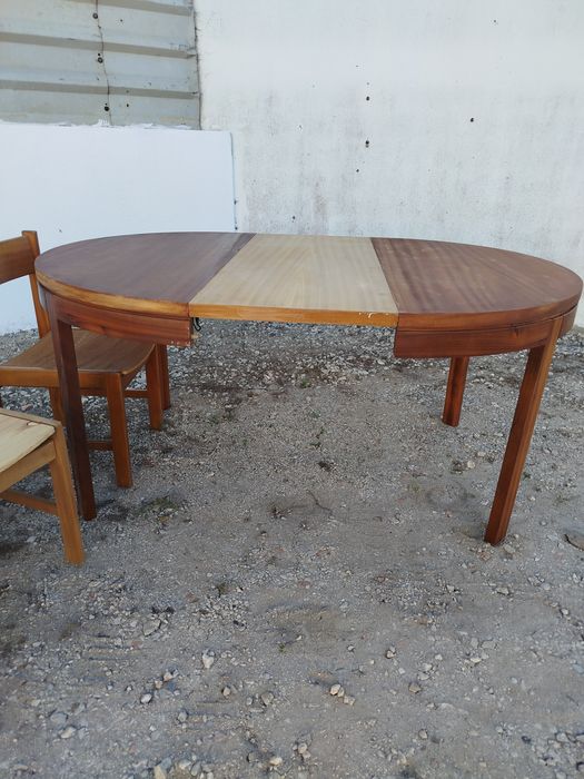Mesa e cadeiras usadas