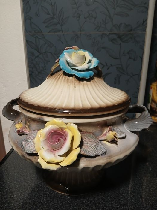 Terrina / Sopeira Vintage Decorativa com Flores em Relevo
