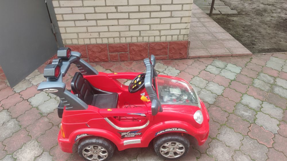 Дитячий електромобіль