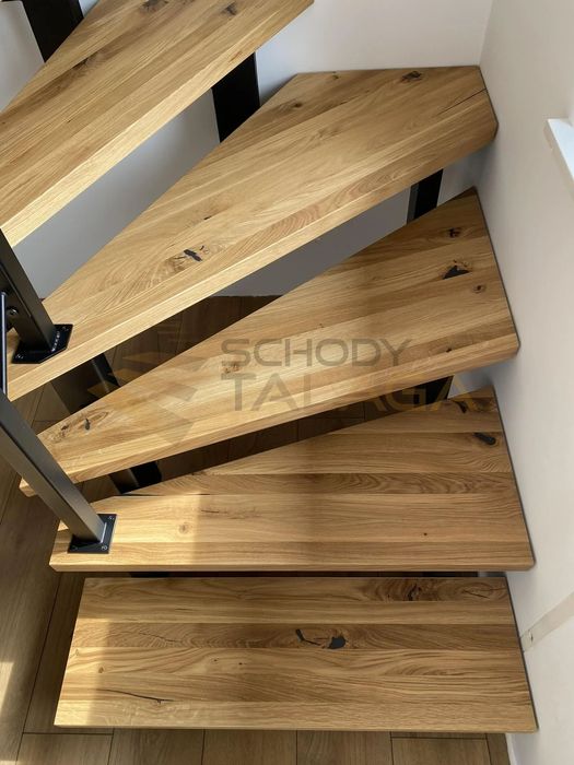 Schody loft na konstrukcji stalowej, metalowe, samonośne.