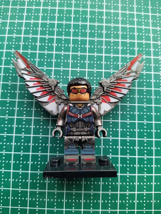 Міні-фігурка Сокіл