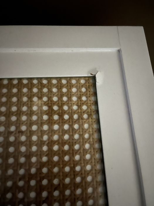 Mesa de cabeceira branca lacada com tampo com palhinha e vidro