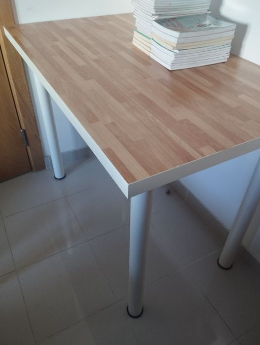 Mesa multiusos com pernas removíveis
