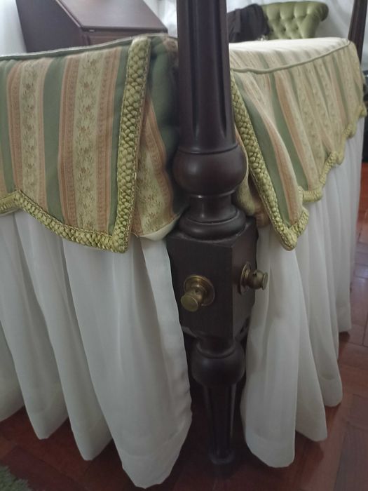 Cama de solteiro com cabeceira em palhinha e colchão