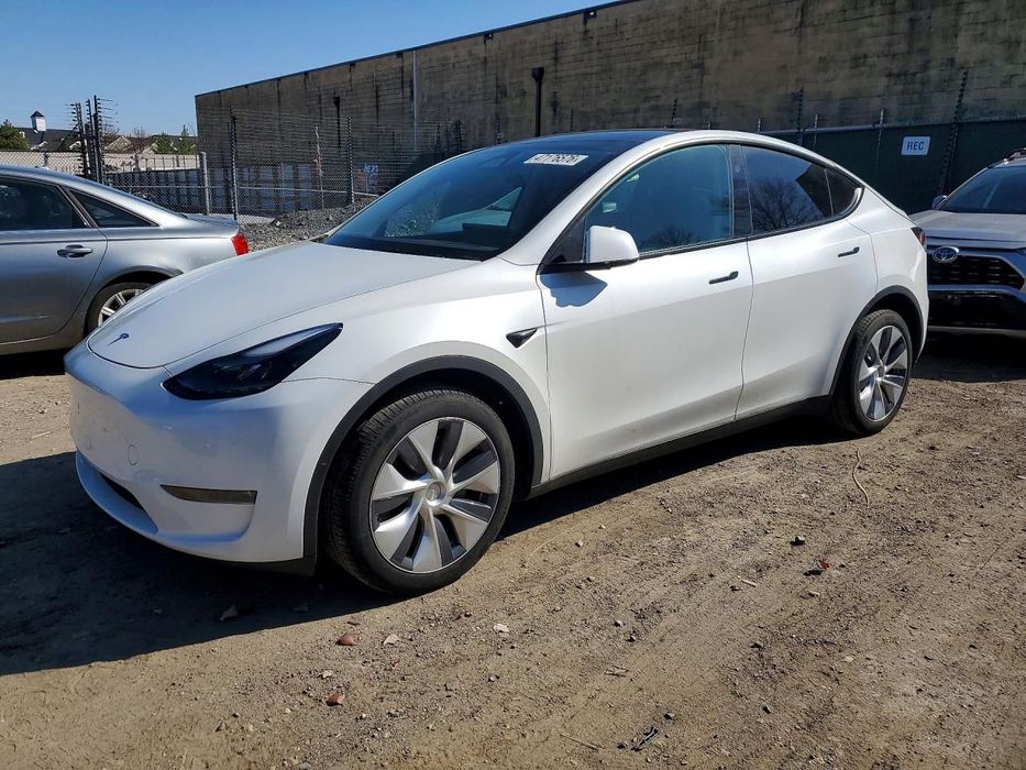 Tesla Model Y / 4x4 / niski przebieg /