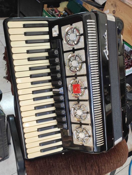Acordeão à 4°Voz e 120 Baixos- Acordeon