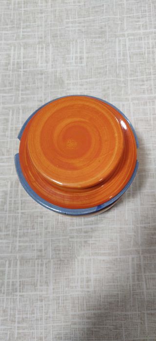 Loiça em cerâmica pintada á mão.