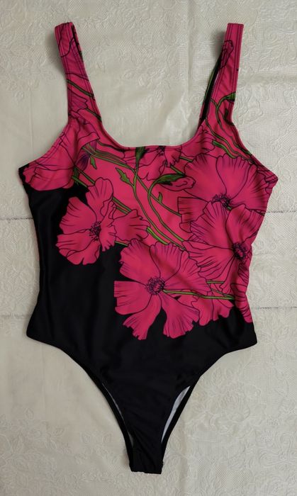 Яркий новый сплошной купальник 46 размер