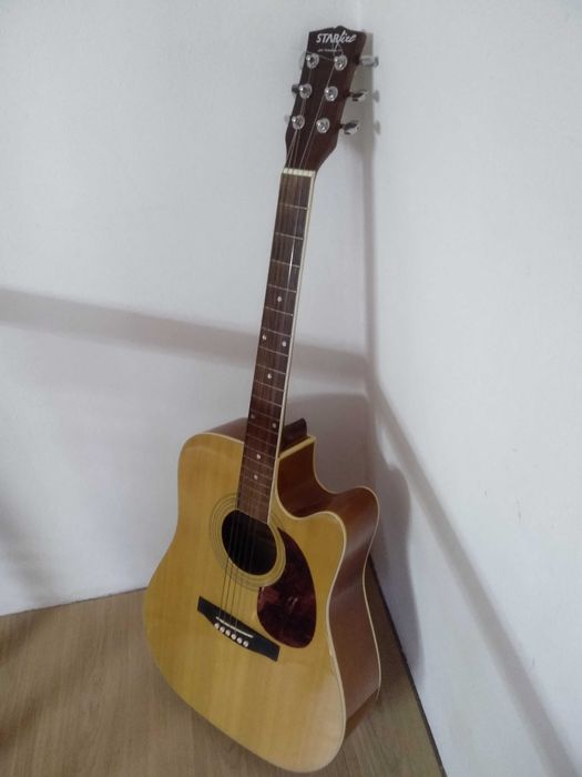 Guitarra/Viola electro/acústica autografada pelo músico LUSITANY