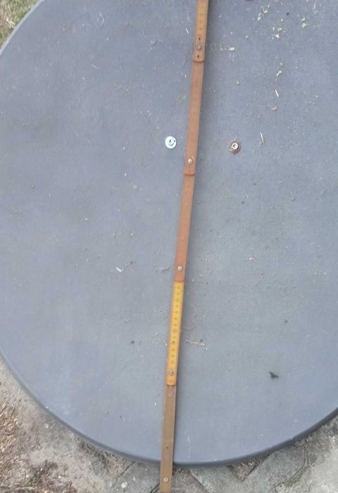 Antena satelitarna z uchwytem