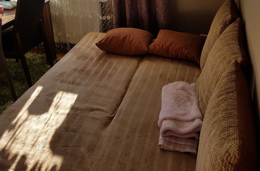 Rozkładana kanapa z pojemnikiem i poduszkami