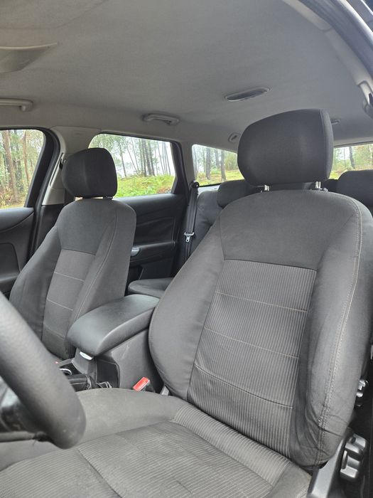 Luxo e conforto em um carro revisado pronto para viajar com a família