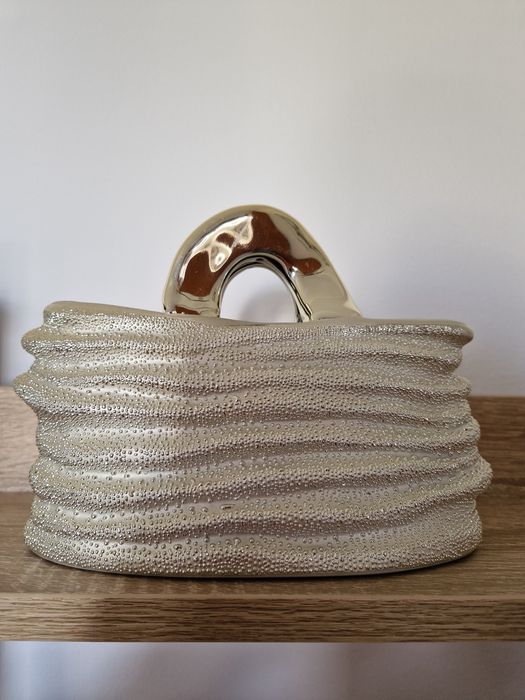 Cesto cor prata para decoração.