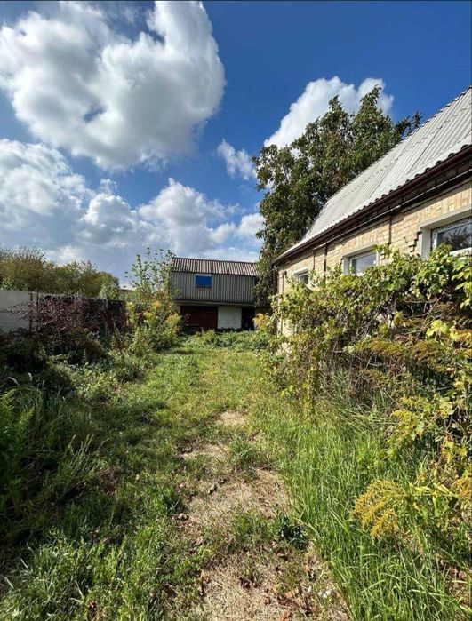 Частина будинку по центральній вулиці на 12 сотках!