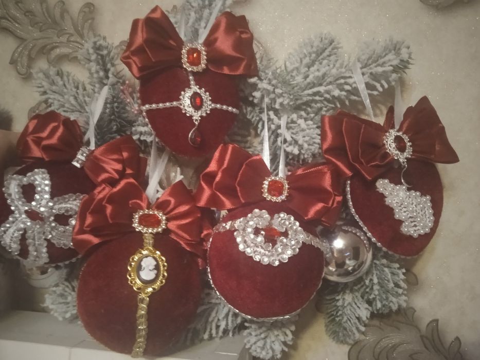 Іграшки на ялинку . Новорічні іграшки . Кулі на ялинку .. і