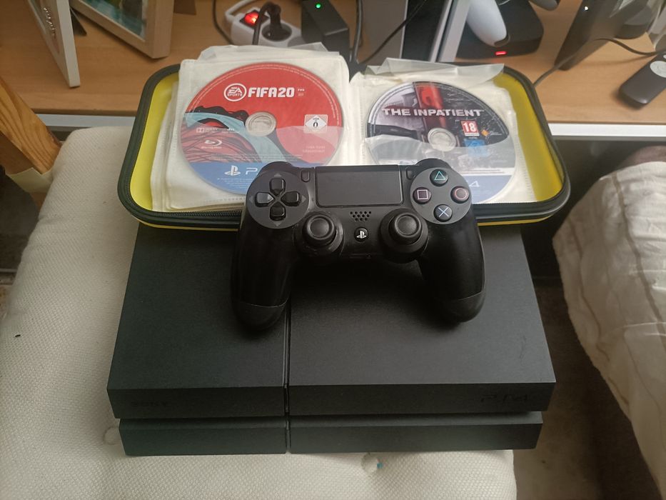 PlayStation 4 + comando + 2 jogos