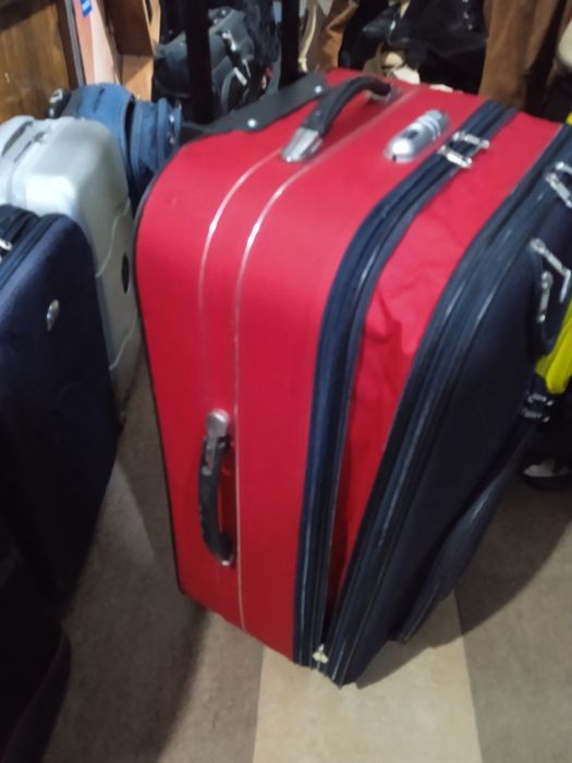 Большой чемодан на 3 х больших колесах ,отл Фабр кач.