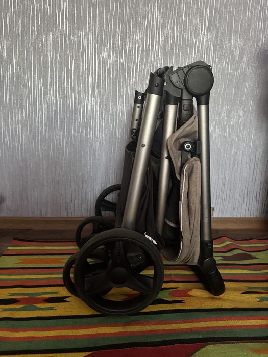 Прогулянкова коляска Carrello Bravo