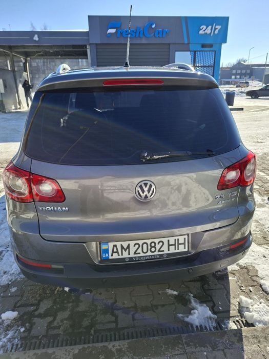 Volkswagen Tiguan 2010 автомат бензин 2.0