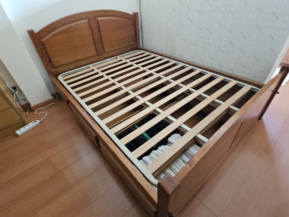 Cama em cerejeira maciça com gavetas 145 x 200