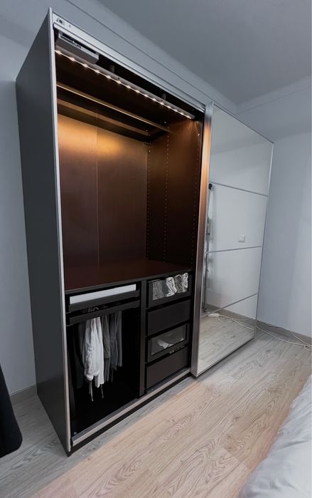 Roupeiro PAX IKEA em preto/castanho