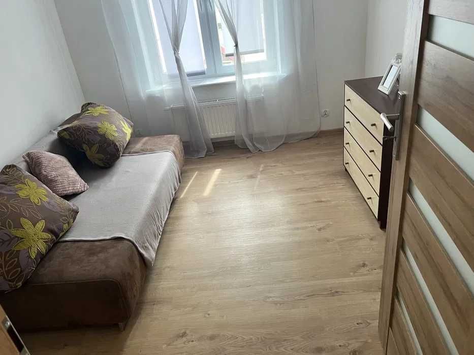 Сдам місце в кімнаті Київ метро Хрещатик 1500 грн. в місяць проживання