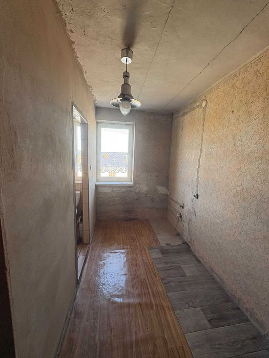Sprzedam mieszkanie - 62,8 m2  + 2 ogródki + duże pomieszczeni gospodarcze i piwnica, do remontu