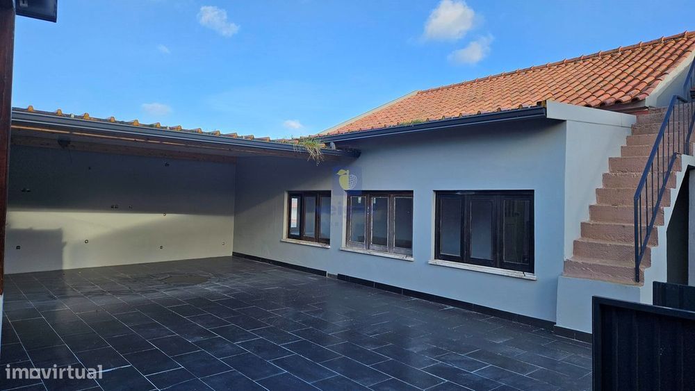 Edifício para Habitação e Comércio - Moradia T3 Renovada c/ Terraço e — Caldas Da Rainha - Nossa Senhora Do Pópulo, Coto E São Gregório, Leiria