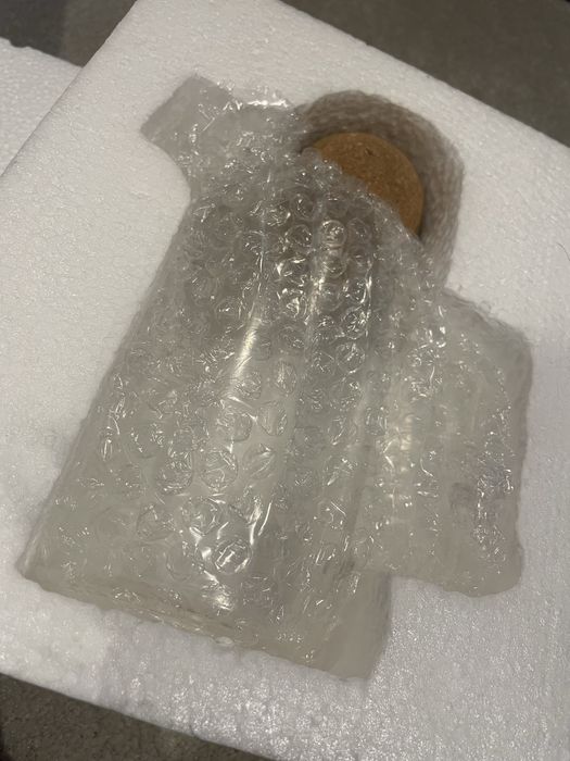 Jarro de agua em vidro e rolha em cortiça