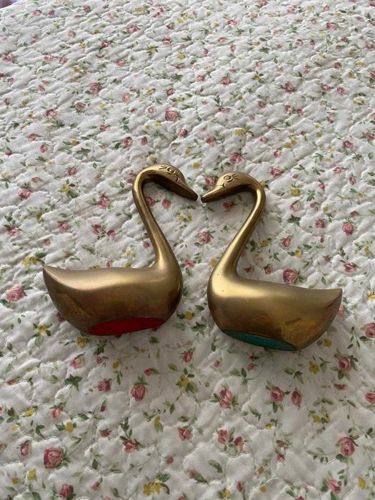 Par de Esculturas Decorativas de Cisnes em latão