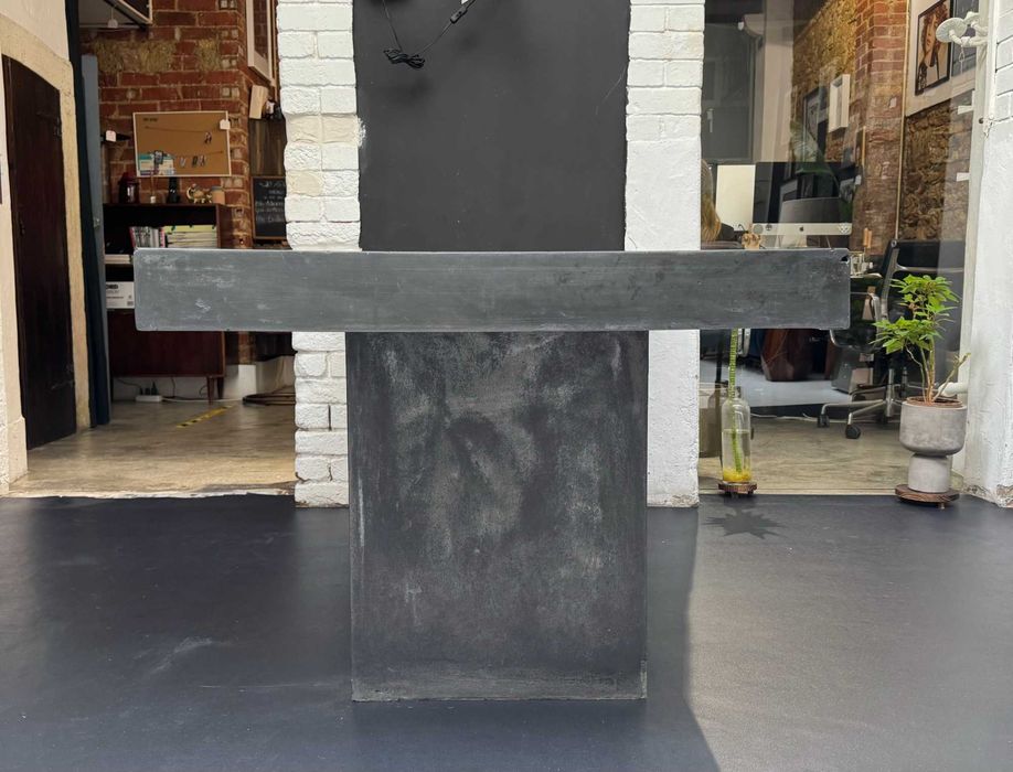 Mesa cinzenta de betão