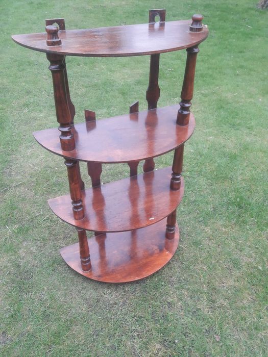 Regał ścienny wiszący