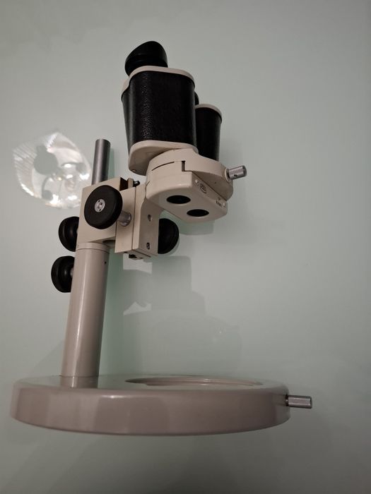 Microscópio com acessórios