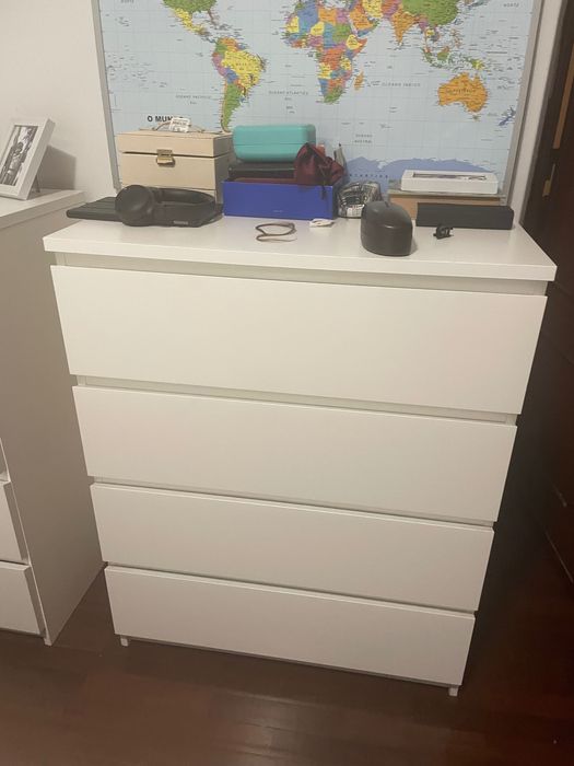 Cômoda bem conservada 4 gavetas uma com vidro leitoso branco