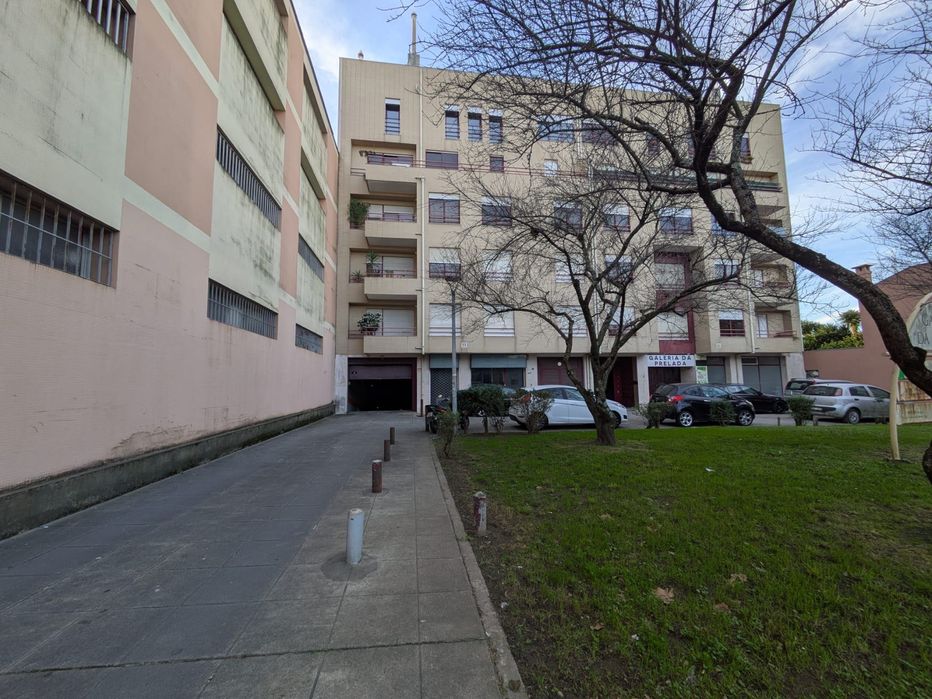 Arrendamento de garagem na Rua do Monte dos Burgos